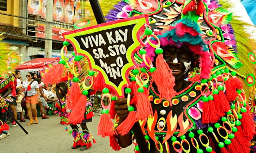 ORIGINAL HALA BIRA!—A devotee of the Santo Niño (Holy Child Jesus) is dressed up depicting the native Ati (Aeta) and danced along the streets of Kalibo, Aklan over the weekend during the 2015 Ati-Atihan Festival. Considered as the “Mother of all Festivals”, the Ati-Atihan has many versions in Aklan province. (Rhyniel Tan)